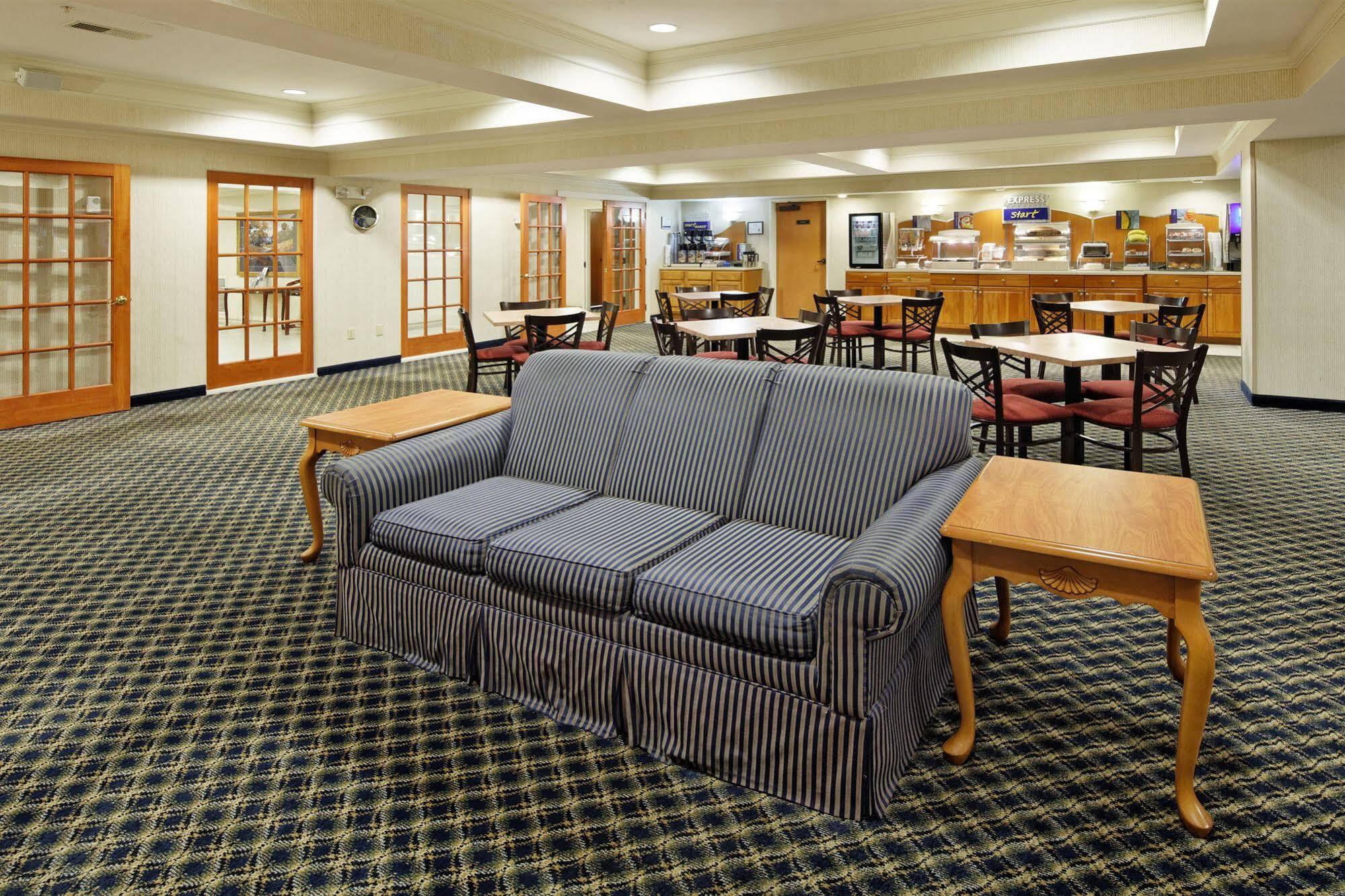 Holiday Inn Express Hotel & Suites Lancaster Esterno foto